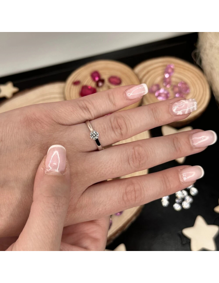 Anillo de compromiso Rosalee . Elegancia en oro blanco💍