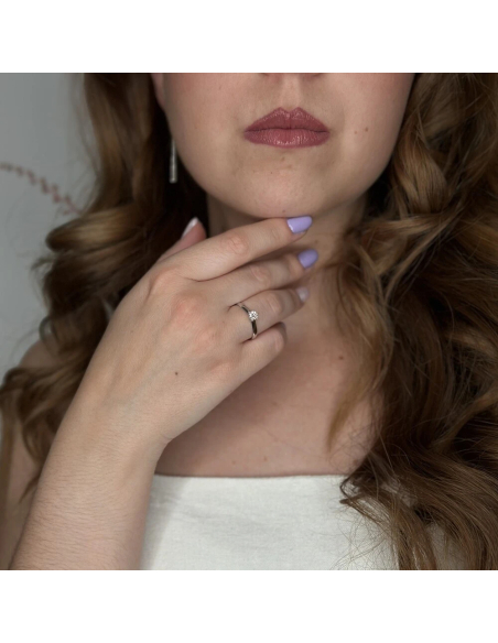 Anillo de compromiso Rosalee . Elegancia en oro blanco💍