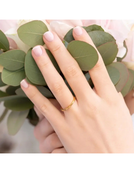 Alianza de boda en oro amarillo de 18k con formas geométricas-1