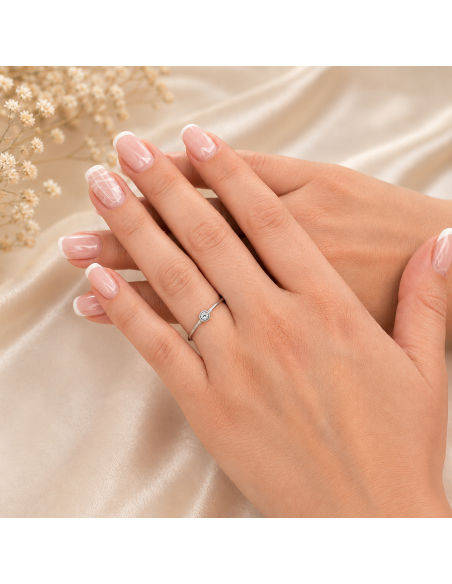 Anillo de compromiso Camille oro blanco con 1 diamante manos